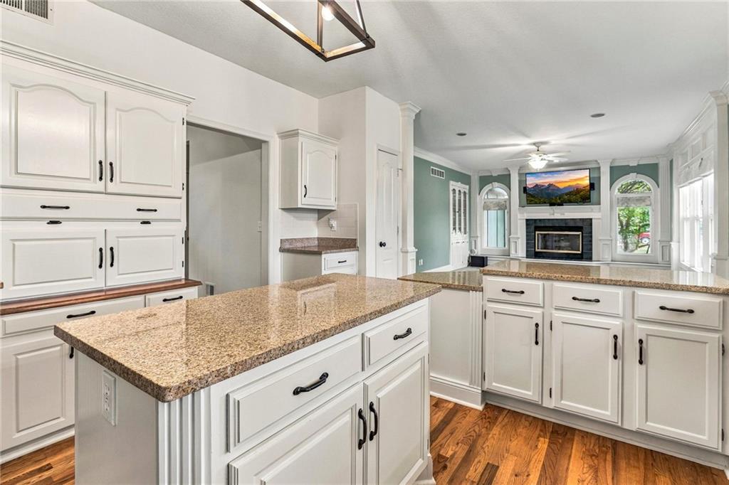 18437 Lamar Avenue Property Photo 13