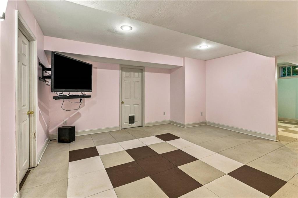 18437 Lamar Avenue Property Photo 43