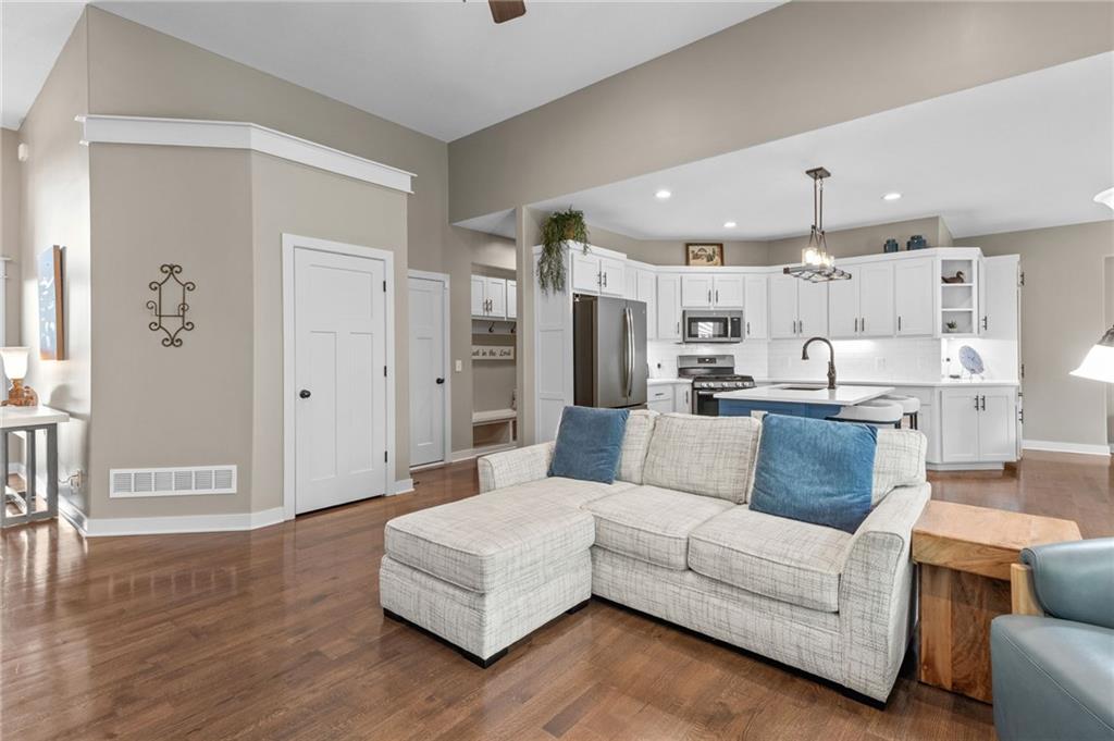 5866 S National Drive Property Photo 3