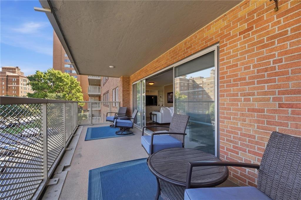 310 W 49th Street Property Photo 4