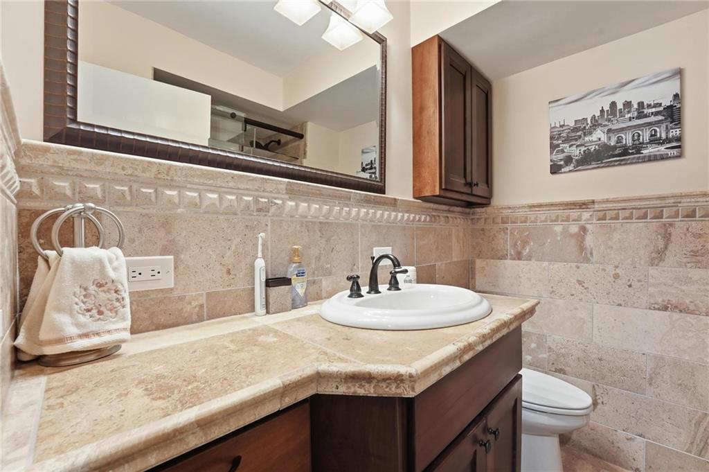 310 W 49th Street Property Photo 15