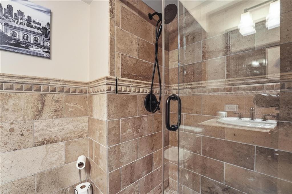 310 W 49th Street Property Photo 16