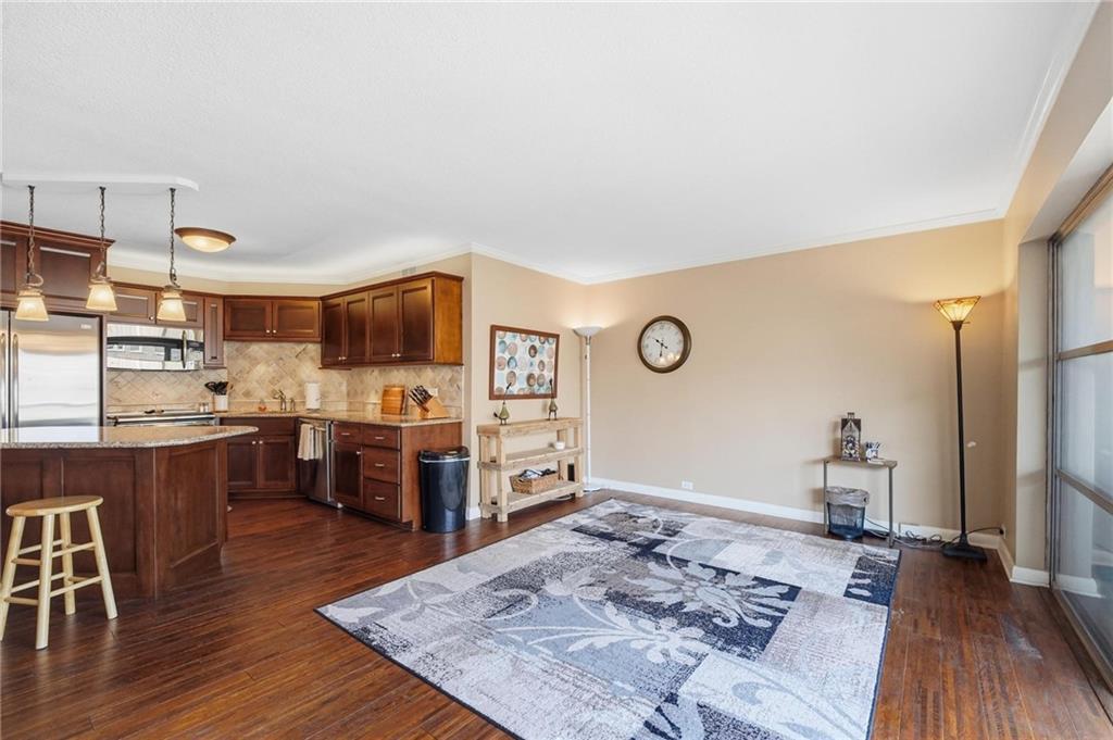 310 W 49th Street Property Photo 20