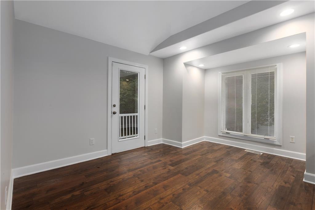 12816 Winchester Avenue Property Photo 8