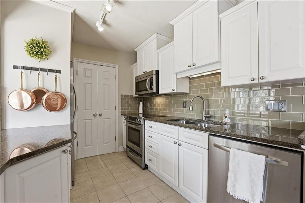 310 W 49 Street Property Photo 10