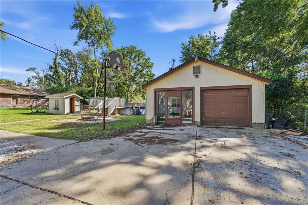 9009 E 68th Street Property Photo 4