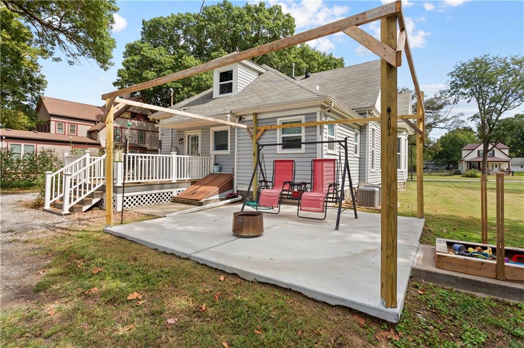 328 S Ash Street Property Photo 4
