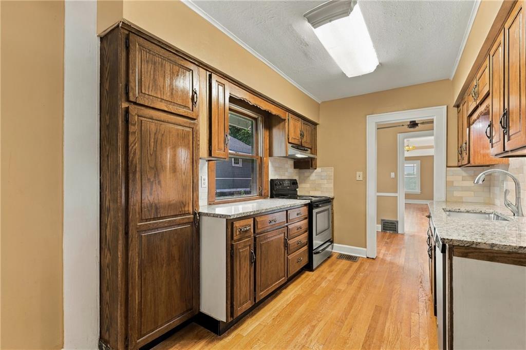 5817 Oak Street Property Photo 11
