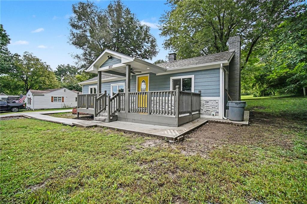 807 E Gudgell Avenue Property Photo 1