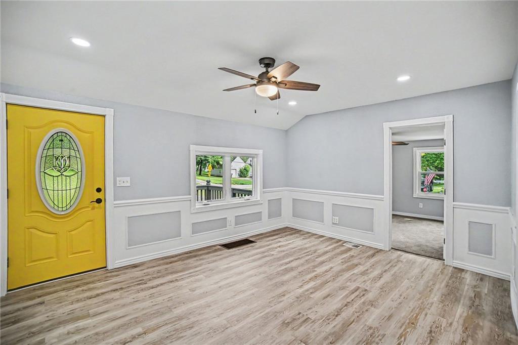 807 E Gudgell Avenue Property Photo 3