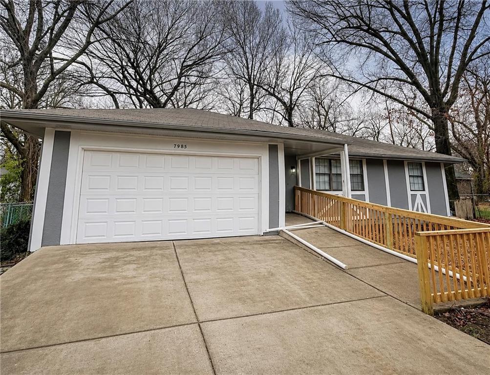 9201 W 98th Terrace Property Photo 3
