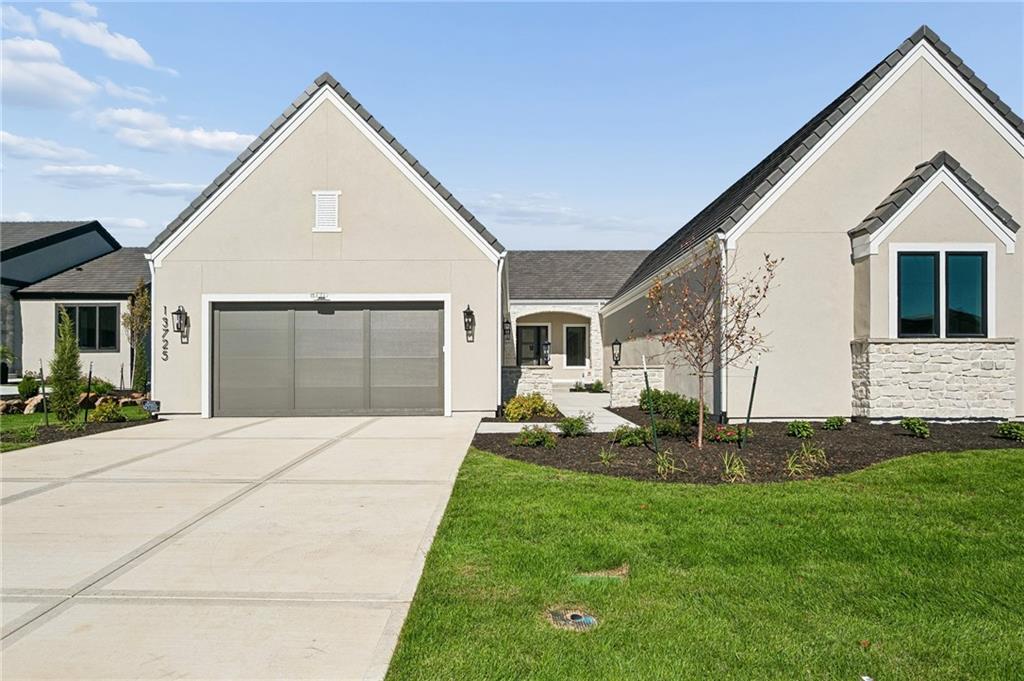 13725 Pembroke Lane Property Photo 1