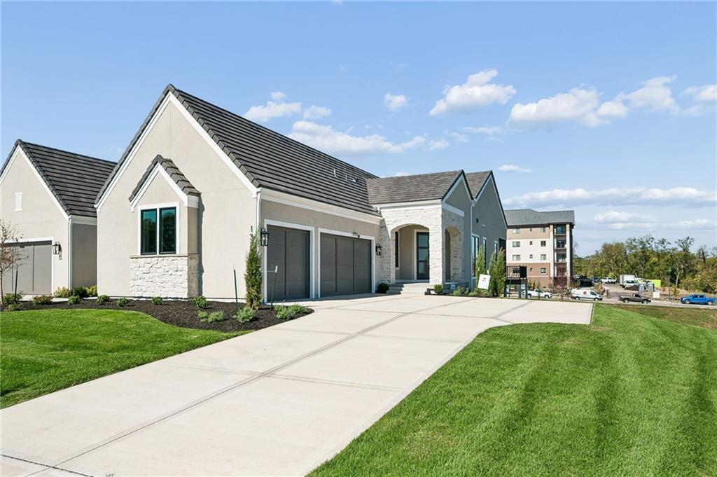 13727 Pembroke Lane Property Photo 1