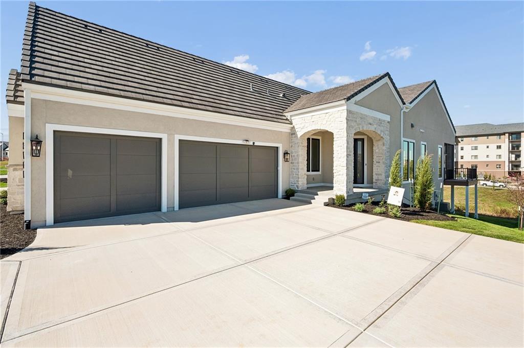 13727 Pembroke Lane Property Photo 4