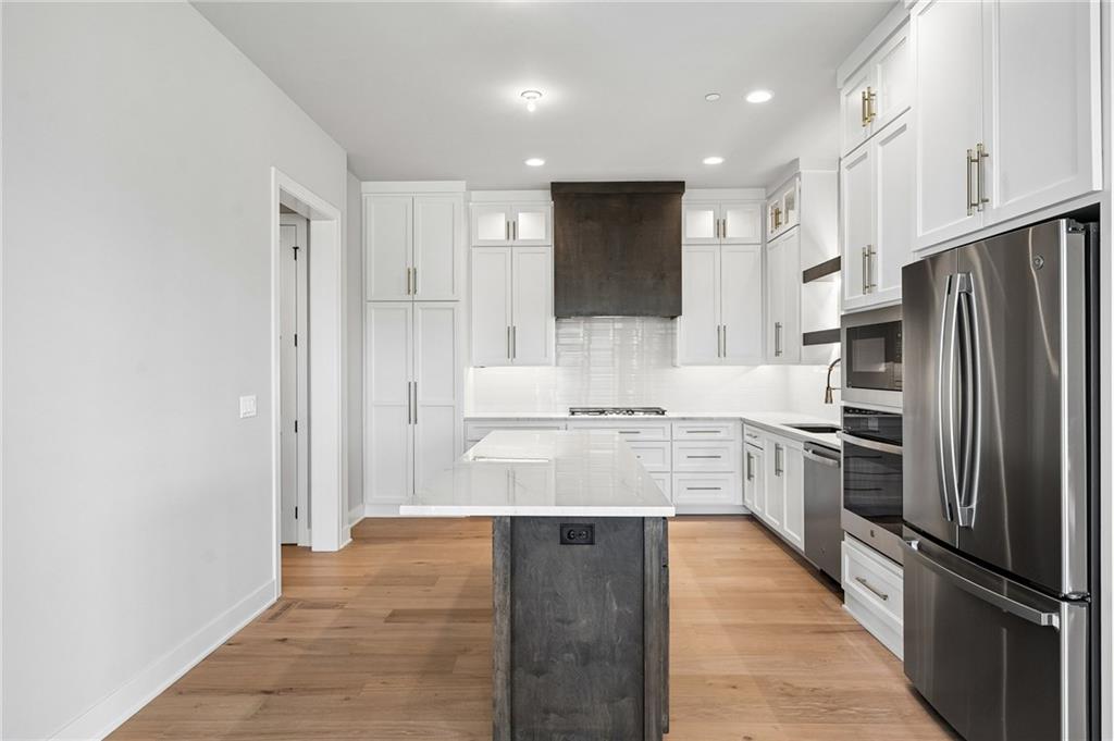 13727 Pembroke Lane Property Photo 15