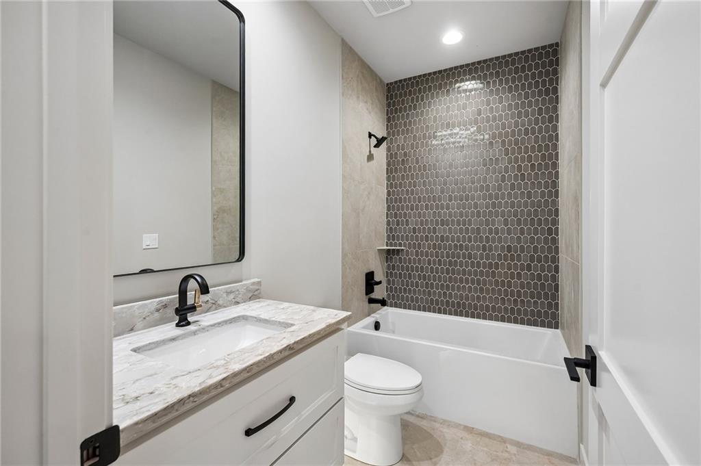 13727 Pembroke Lane Property Photo 19