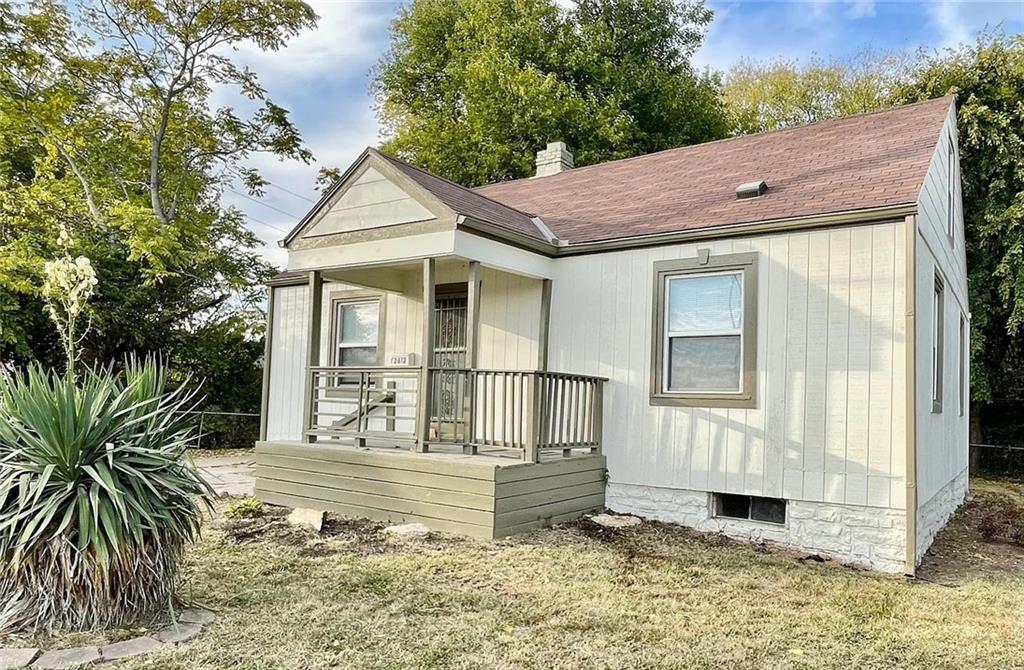 2612 E 75th Street Property Photo 2