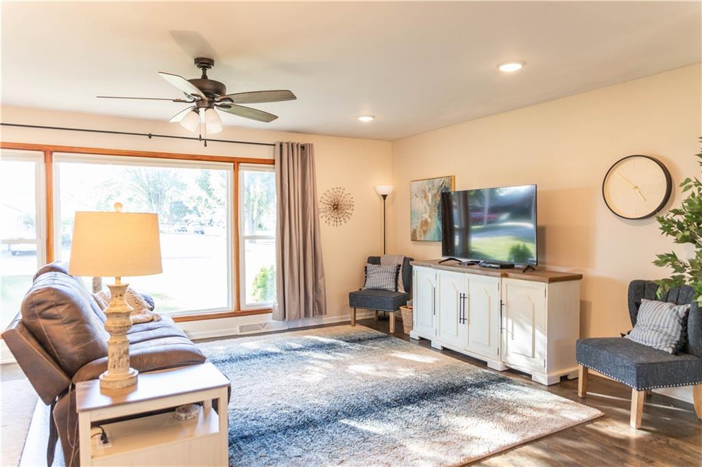 1402 S English Avenue Property Photo 4