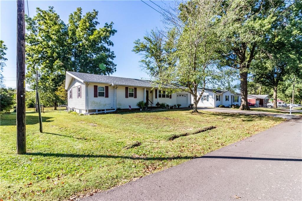 305 Hillcrest Drive Property Photo 2