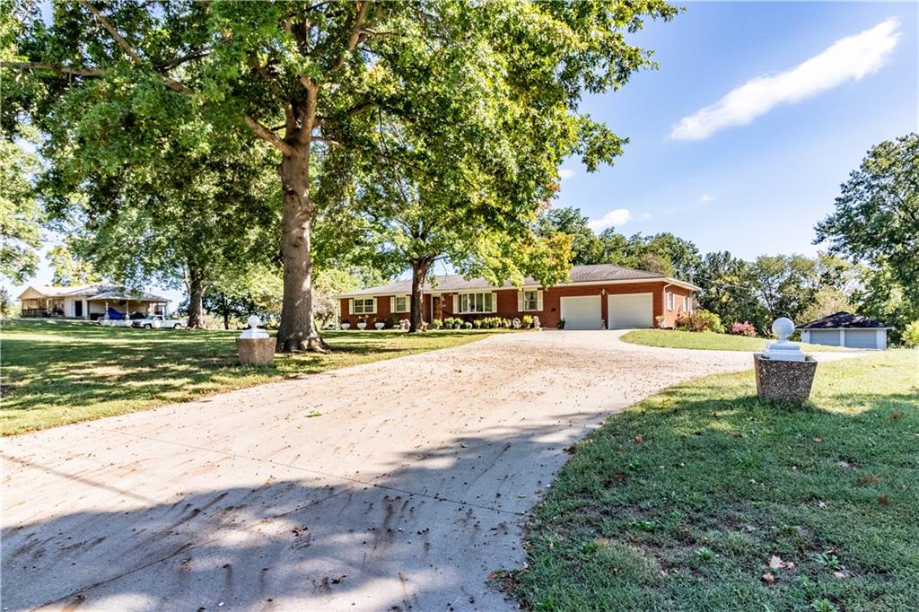 225 S County Line Road Property Photo 1