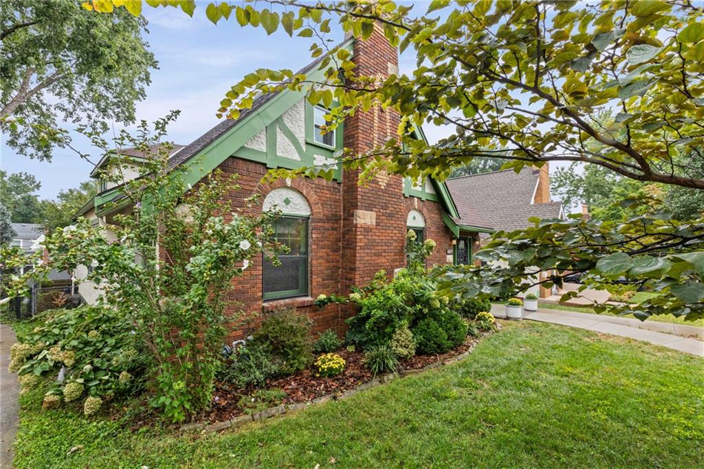 6657 Locust Street Property Photo 3