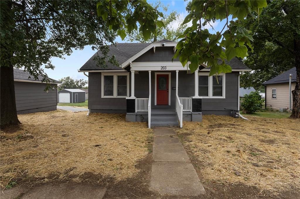 203 E 2nd Street Property Photo 32