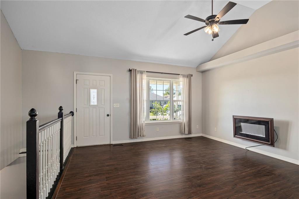 714 Harris Lane Property Photo 3