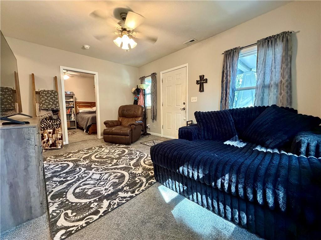 626 S Locust Street Property Photo 4