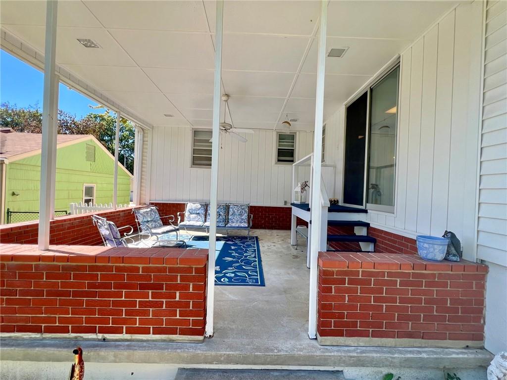 3913 S Spring Street Property Photo 4