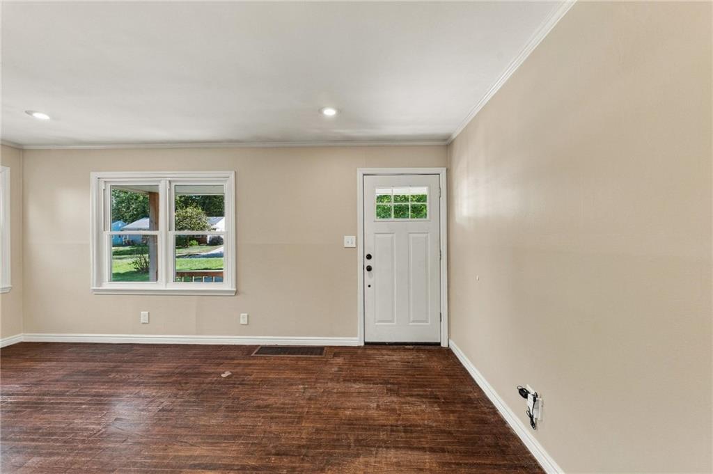 8200 Summit Street Property Photo 6