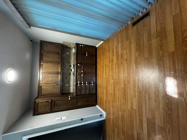 318 S Kenwood Lane Property Photo 5