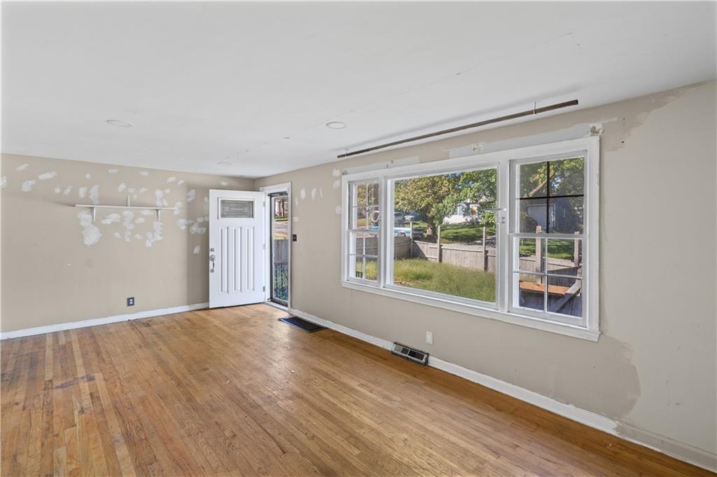 6411 Walrond Avenue Property Photo 4