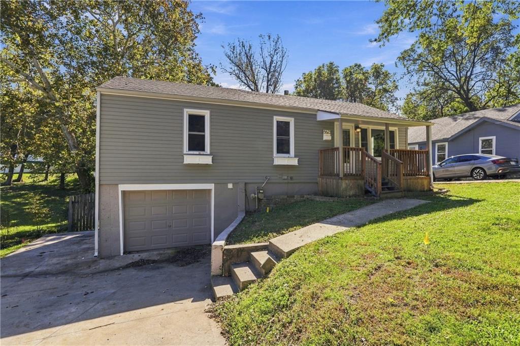 5523 N Poe Street Property Photo 2