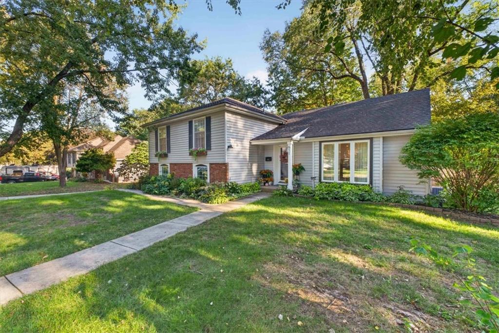 611 W Santa Fe Trail Property Photo 1