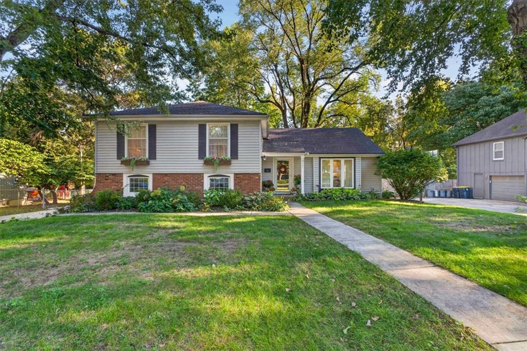611 W Santa Fe Trail Property Photo 3