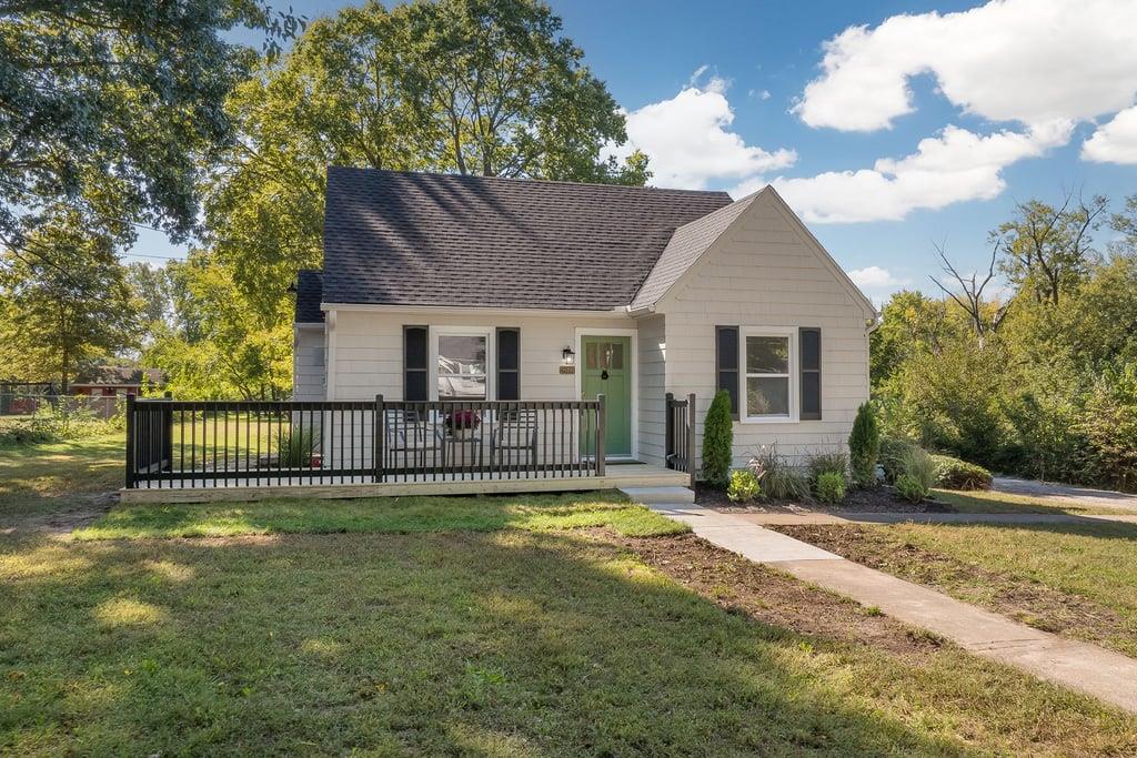 1105 NE Maple Drive Property Photo 1