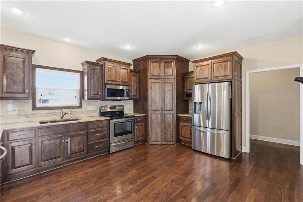 18304 Rock Creek Drive Property Photo 9