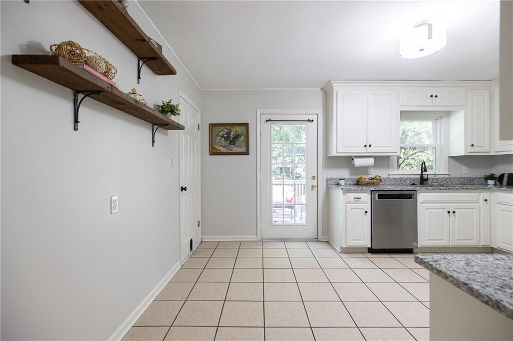 5619 Walmer Street Property Photo 9