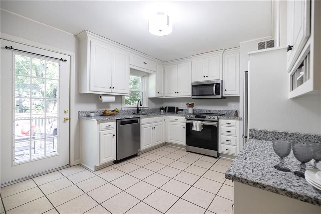 5619 Walmer Street Property Photo 10