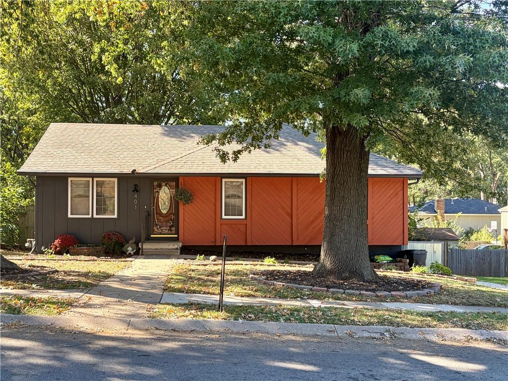 401 NE Sunnyside School Road Property Photo 1