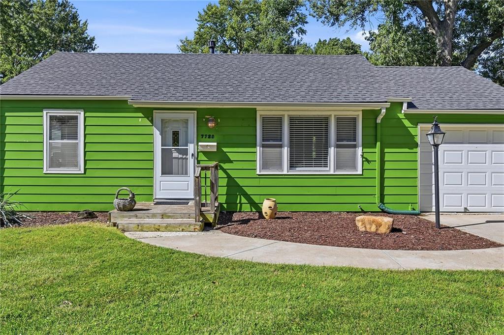 7728 Newton Street Property Photo 3