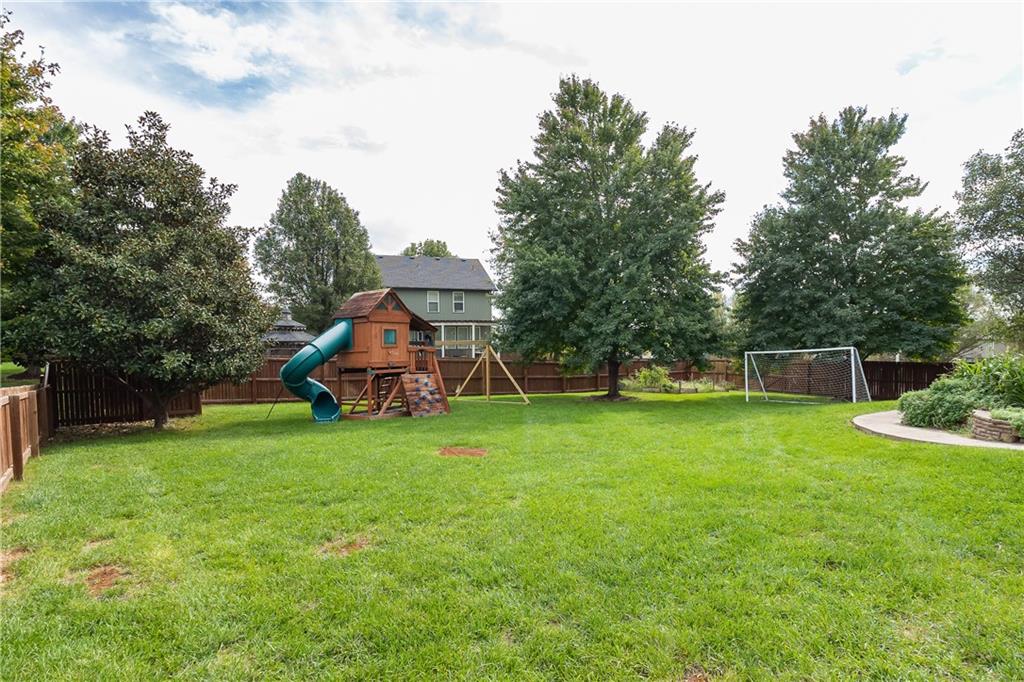 5831 Theden Street Property Photo 8