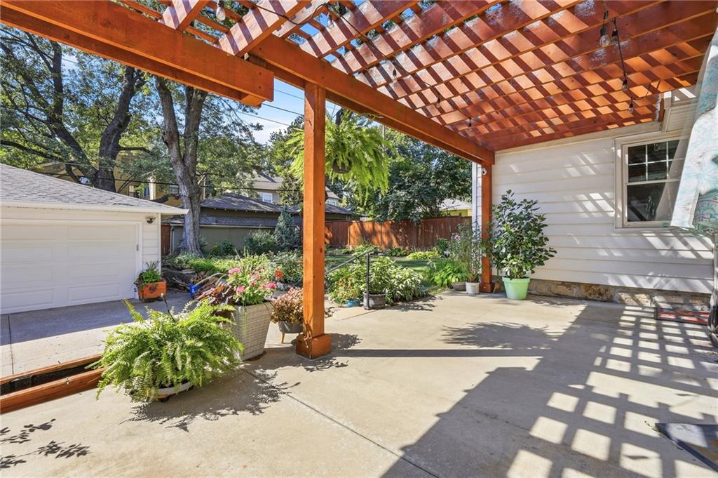 6124 Oak Street Property Photo 4