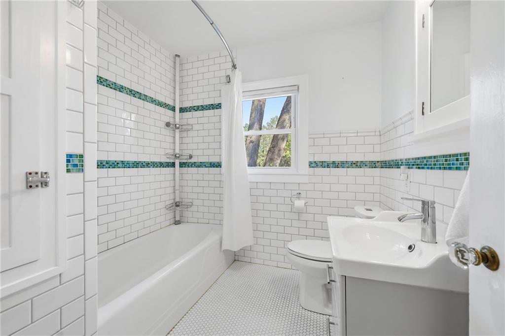 6124 Oak Street Property Photo 9
