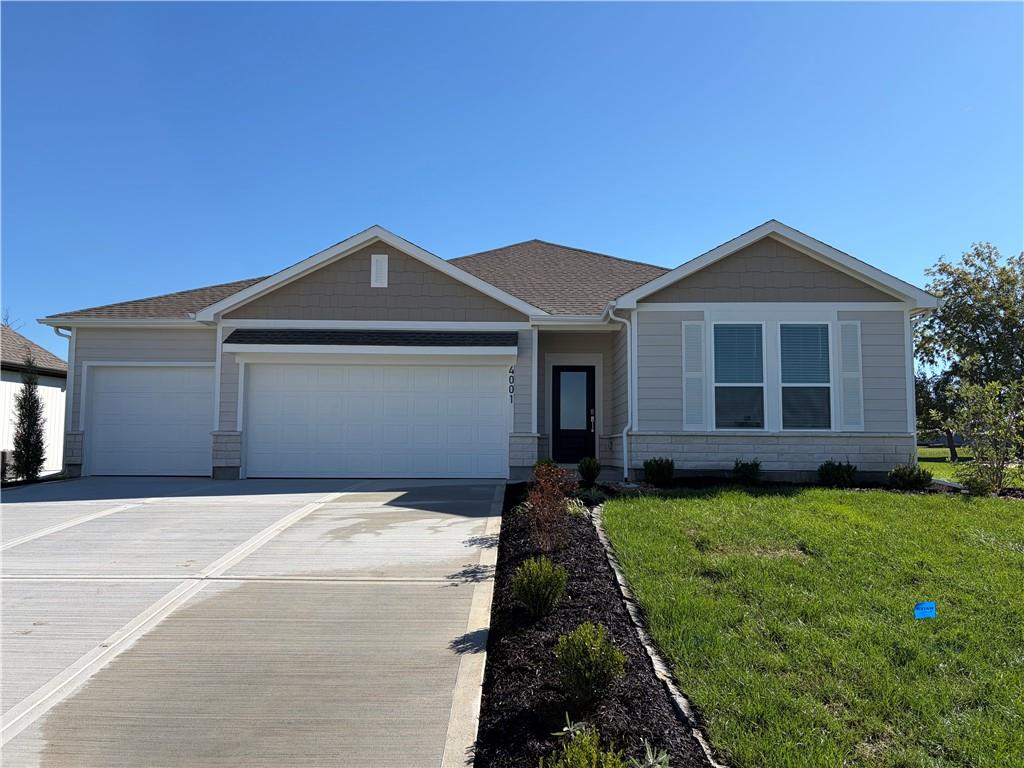 4001 Ne Apple Grove Drive Property Photo 1