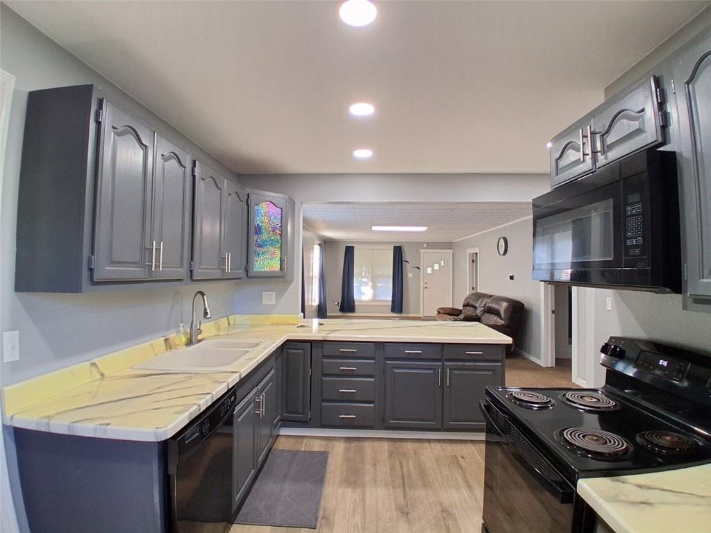 422 W 9th Street Property Photo 5