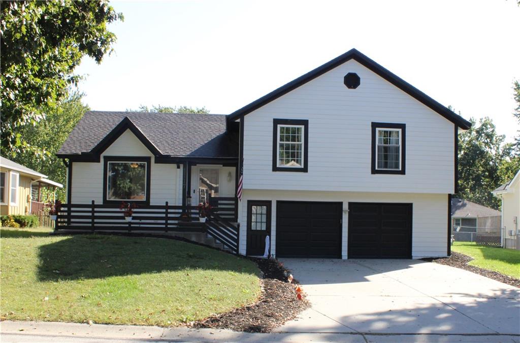 1117 Ne Ridgeview Drive Property Photo 2