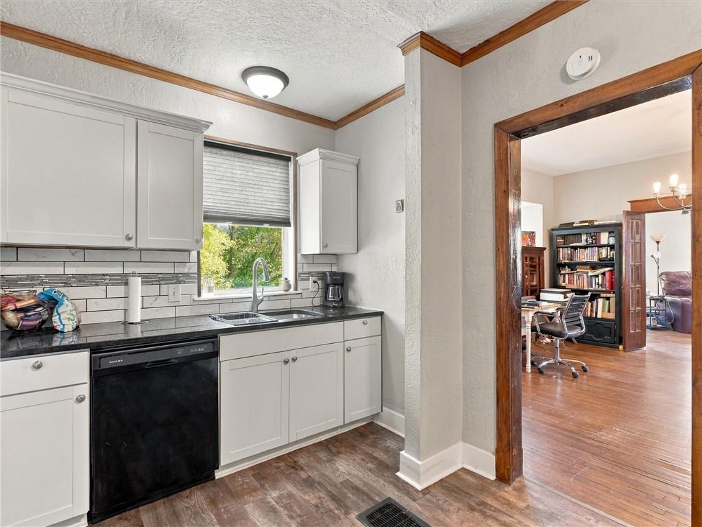 504 N College Street Property Photo 13