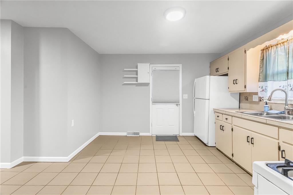 1302 S Hedges Avenue Property Photo 8