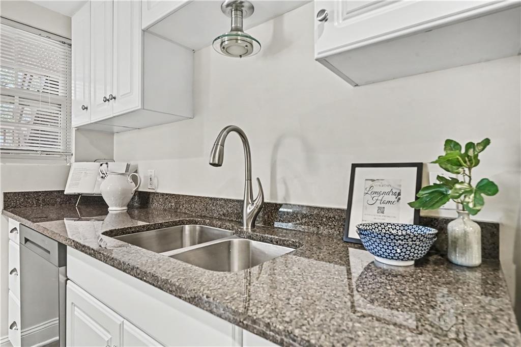 5129 Wyandotte Street Property Photo 14